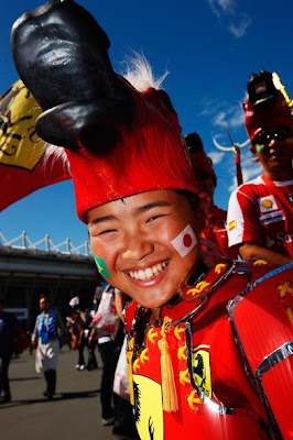 болельщик в костюме Ferrari на Гран-при Японии 2010