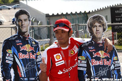 болельщик Ferrari с гонщиками Red Bull