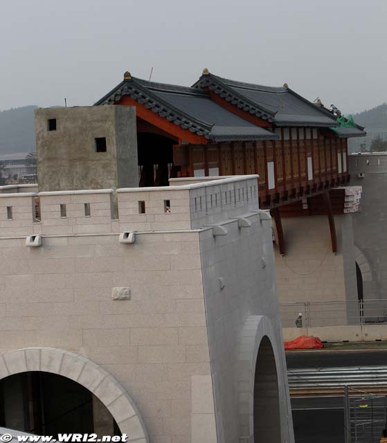 Мост через старт-финишную прямую Гран-при Кореи 2010 вид сбоку