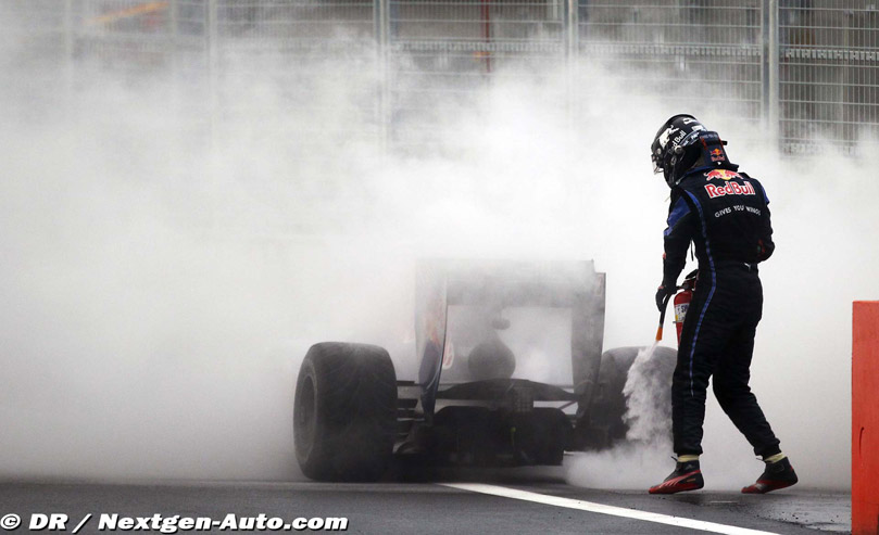 Себастьян Феттель тушит свой Red Bull на Гран-при Кореи 2010