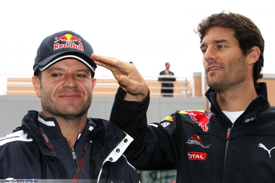 Марк Уэббер примеряет кепку Red Bull на Рубенса Баррикелло на Гран-при Кореи 2010