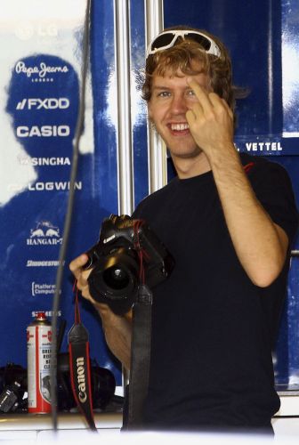 Себастьян Феттель показывает средний палец на Гран-при Абу-Даби 2010