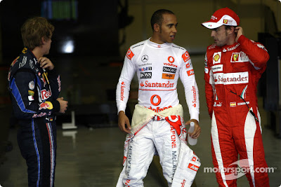 Льюис Хэмилтон и Фернандо Алонсо разговаривают после квалификации Гран-при Абу-Даби 2010