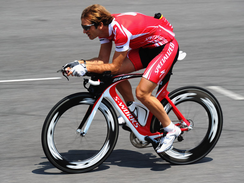 Ярно Трулли на велосипеде для триатлона едет по трассе на Гран-при Бразилии 2010