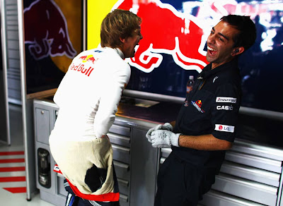 Себастьян Феттель шутит с механиком Red Bull на Гран-при Бразилии 2010