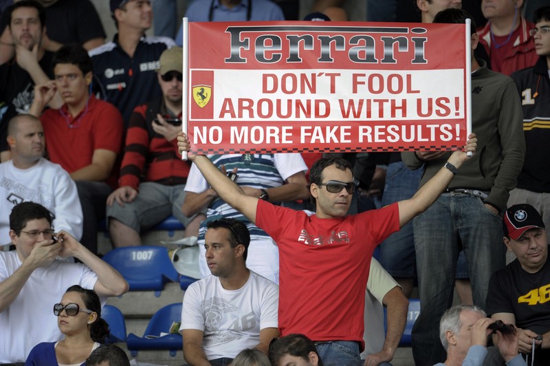 болельщики призывают Ferrari не жульничать на Гран-при Бразилии 2010