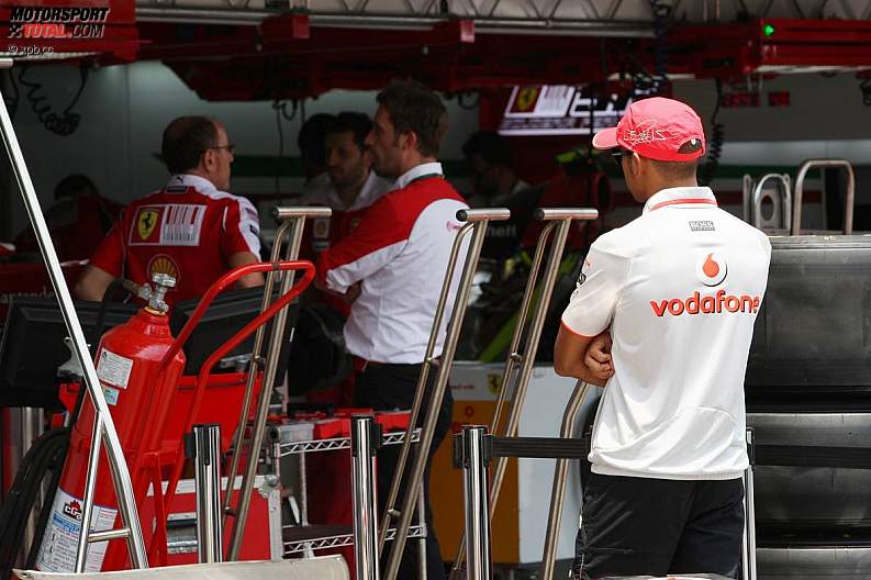 Льюис Хэмилтон следит за Ferrari на Гран-при Бразилии 2010