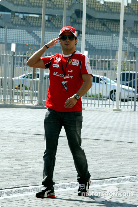 Фелипе Масса гуляет по паддоку Гран-при Абу-Даби 2010