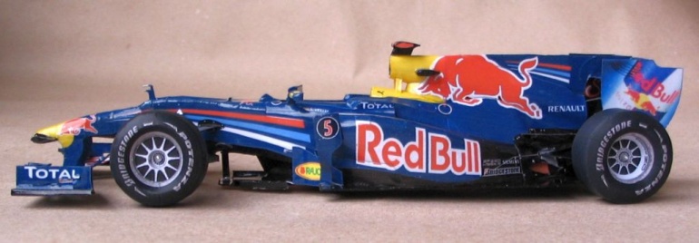 болид Red Bull RB6 из бумаги вид с боку