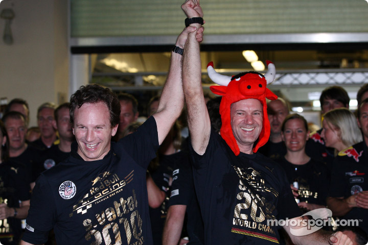 Кристиан Хорнер и Эдриан Ньюи празднуют победу на Гран-при Абу-Даби 2010 и в чемпионате