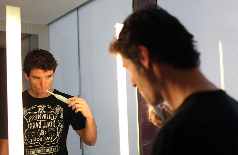 Марк Уэббер чистит зубы на Гран-при Абу-Даби 2010