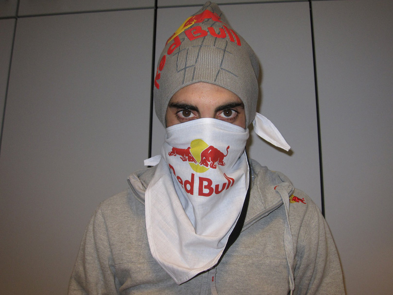 Себастьян Буэми в маске Red Bull