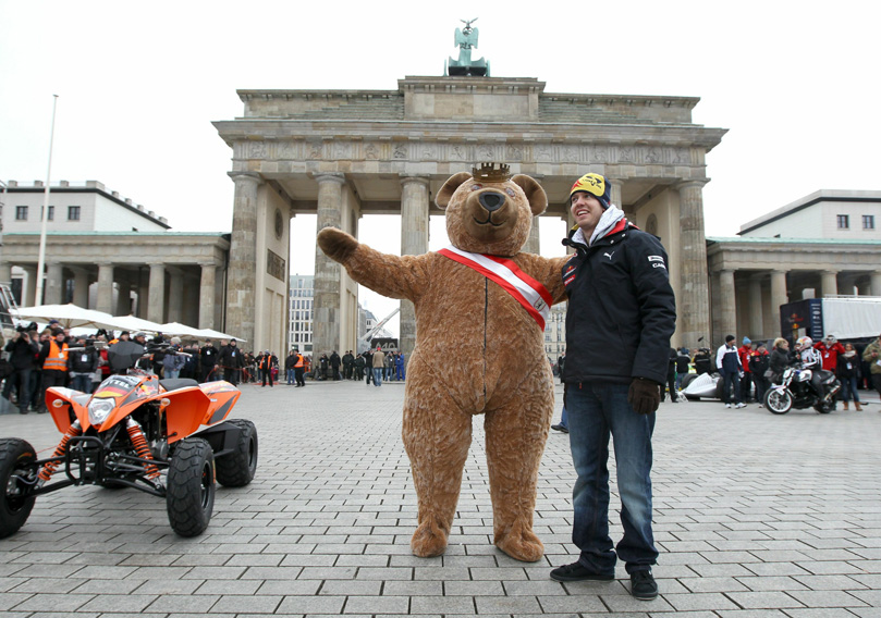 Себастьян Феттель с медведем на показательных заездах Red Bull в Берлине