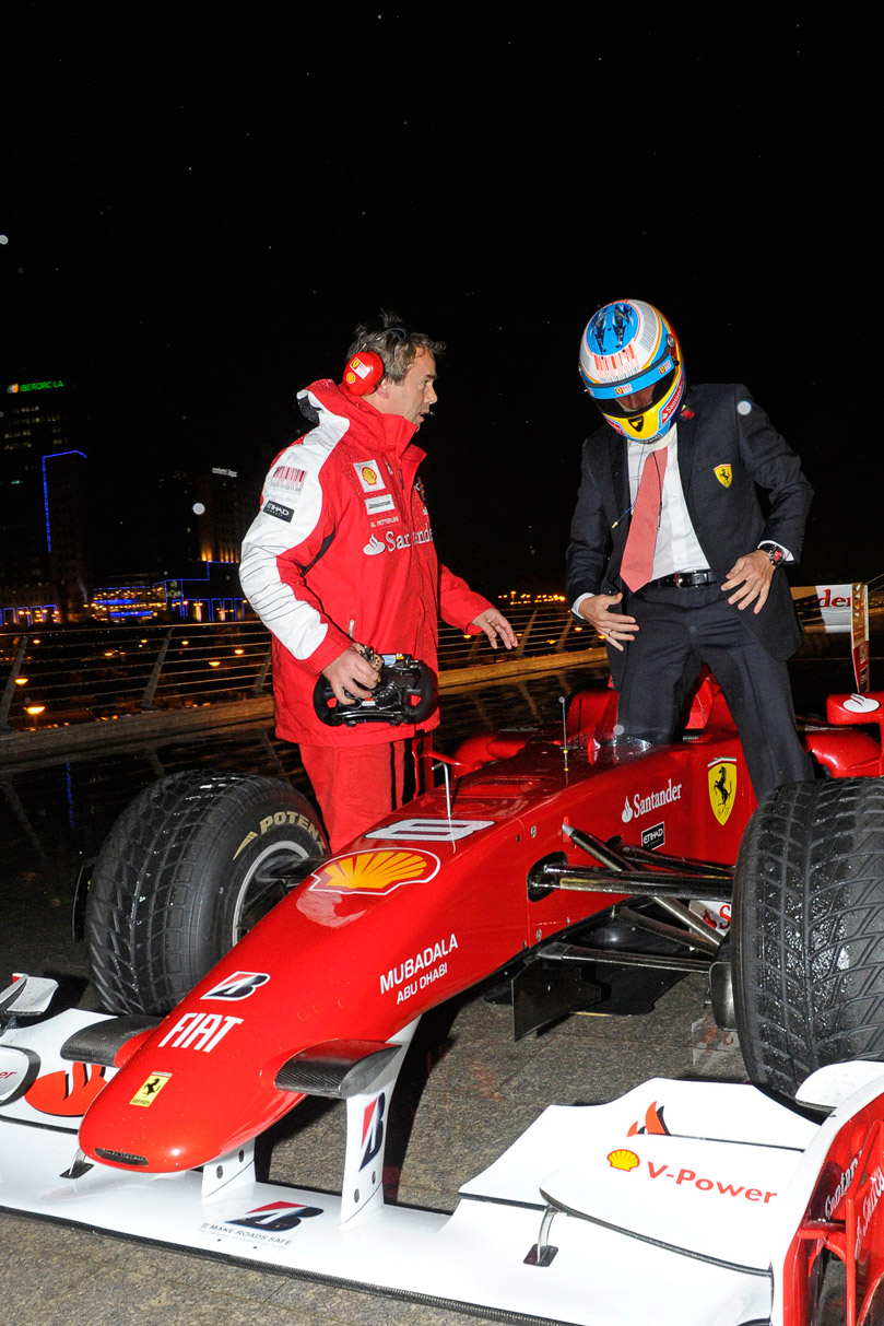 Фернандо Алонсо садится за болид Ferrari под вечер World Finals 2010