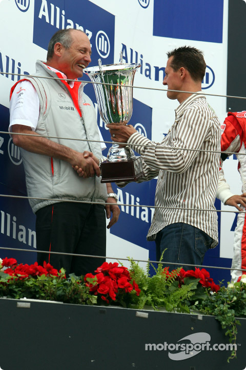 Михаэль Шумахер вручает кубок Рону Деннису на подиуме Гран-при Европы 2007