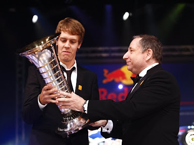 Себастьян Феттель получает трофей из рук Жана Тодта на церемонии FIA Gala Prize 12 декабря 2010
