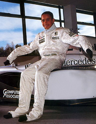 Льюис Хэмильтон в детстве сидит на болиде McLaren