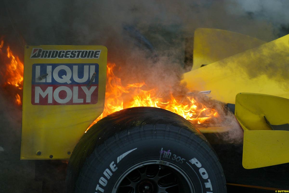 горящий Jordan Джанкарло Физикеллы на Гран-при Бразилии 2003