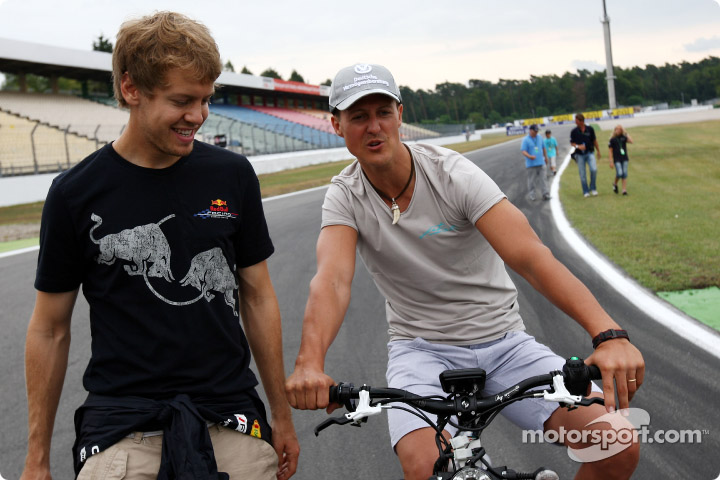 Себастьян Феттель и Михаэль Шумахер на велосипеде осматривают трассу Хоккенхайме перед Гран-при Германии 2010