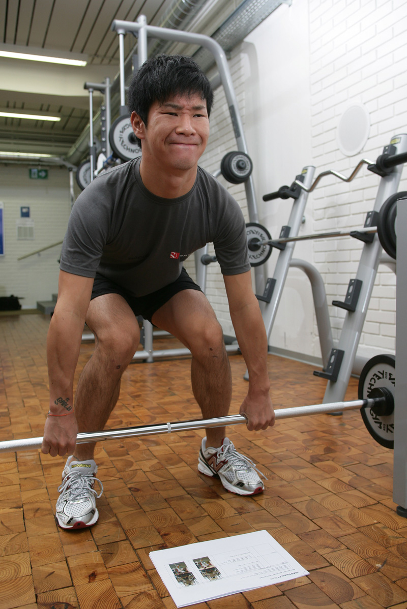 Камуи Кобаяши тренируется к предстоящему сезону занятиями со штангой