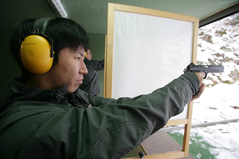 Камуи Кобаяши стреляет из пистолета