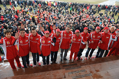 команда Ferrari и болельщики во Фьорано на презентации нового болида F150