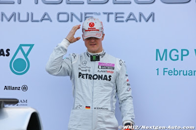 Михаэль Шумахер одевает кепку на презентации нового болида