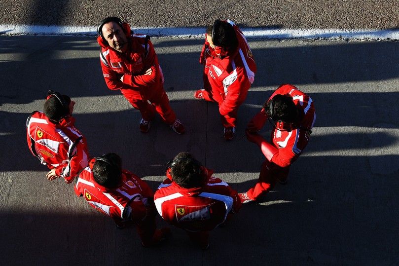 механики Ferrari на тестах на трассе Рикардо Тормо
