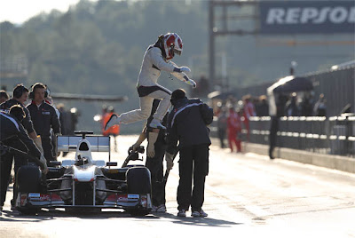 Камуи Кобаяши выпрыгивает из своего Sauber на предсезонных тестах 2011 в Валенсии