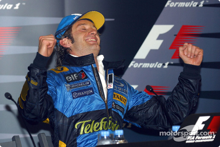 Ярно Трулли радуется своему успеху на пресс-конференции после победы на Гран-при Монако 2004