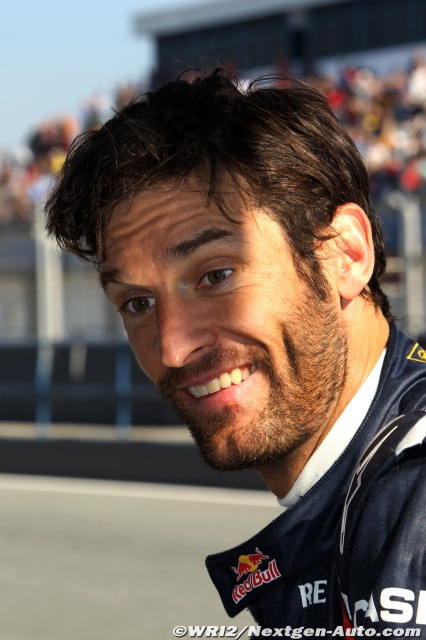 Марк Уэббер улыбается на предсезонных тестах 2011 в Хересе