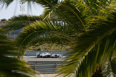 Серхио Перес среди пальм в болиде Sauber на предсезонных тестах 2011 в Хересе