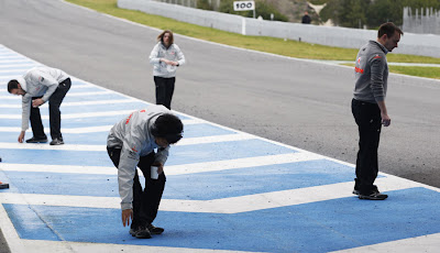 механики McLaren Херес Предсезонные тесты 2011 в Хересе