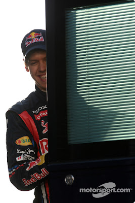 Себастьян Феттель улыбается за дверью на тестах в Хересе 2011
