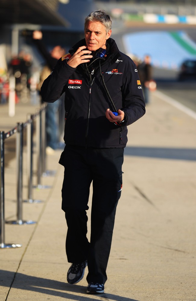 Тим-менеджер Red Bull Тони Берроуз на тестах в Хересе 2011