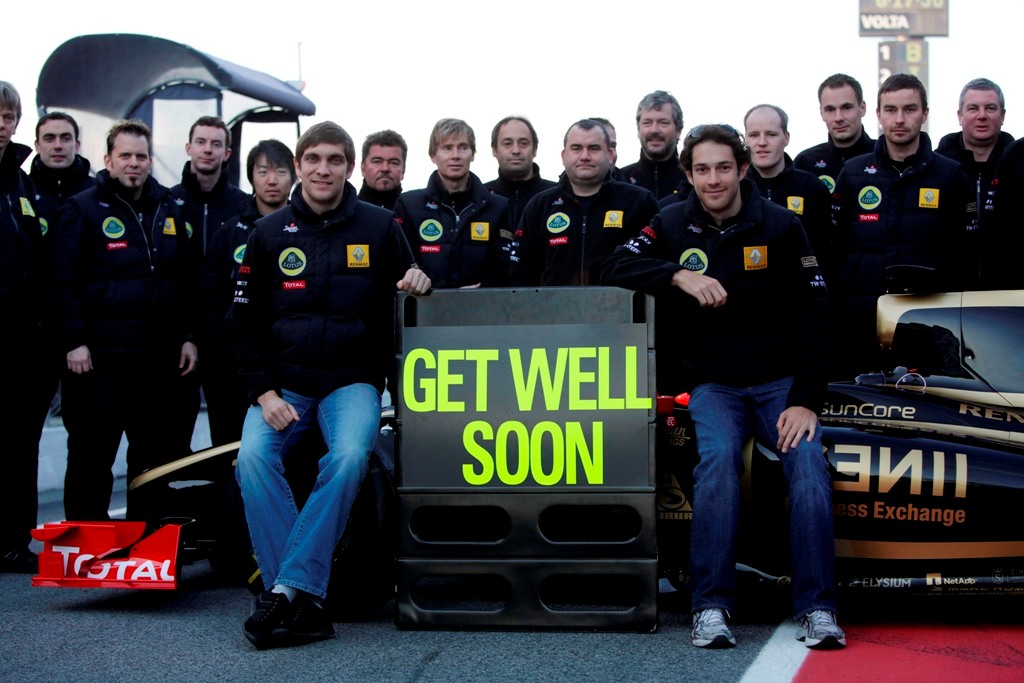Get Well Soon Виталий Петров и Бруно Сенна с механиками Lotus Renault на предсезонных тестах 2011 в Барселоне
