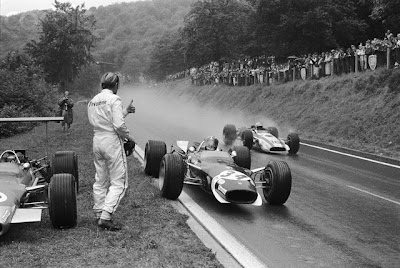 Йо Зифферт останавливается около Грэма Хилл на Гран-при Франции 1968