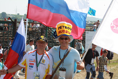 болельщики Виталия Петрова на Гран-при Австралии 2011