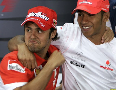 Фелипе Масса держит кулак Льюису Хэмилтону на Гран-при Бахрейна 2007