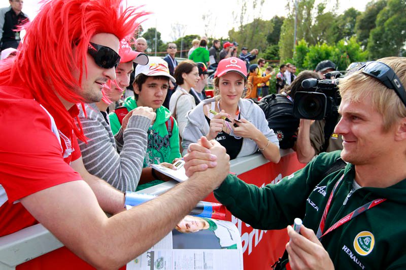 красноволосый болельщик пожимает руку Хейкки Ковалайнену на Гран-при Австралии 2011