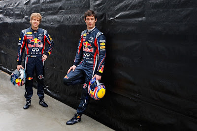 Себастьян Феттель и Марк Уэббер на фоне черной стены на Гран-при Австралии 2011