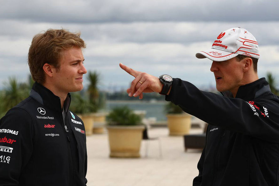 Михаэль Шумахер показывает Нико Росбергу путь на Гран-при Австралии 2011