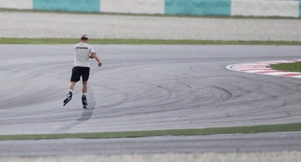 Михаэль Шумахер осваивает трассу Куала-Лумпур на роликовых коньках