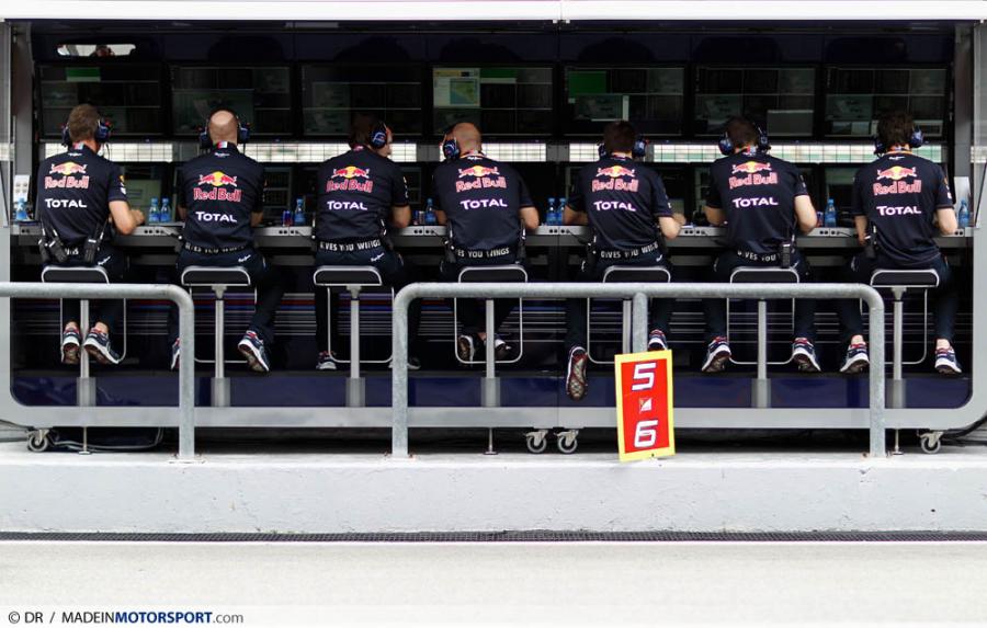 командный мостик Red Bull с элементом команды Ferrari на Гран-при Малайзии 2011