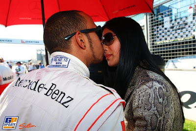 Льюис Хэмилтон целует в нос Николь Шерзингер на Гран-при Австралии 2011