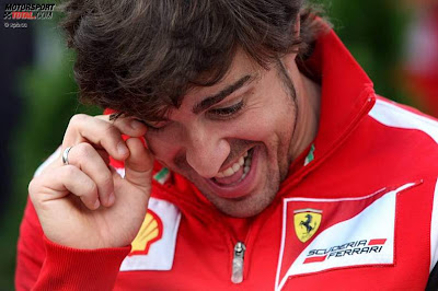 Фернандо Алонсо ни то смеется ни то плачет на Гран-при Австралии 2011