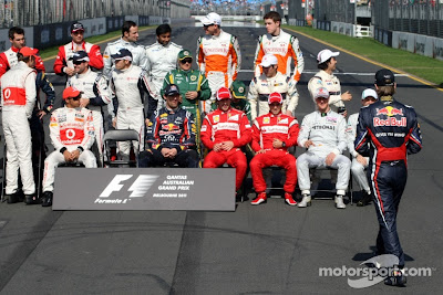 Себастьян Феттель спешит на групповую фотографию перед стартом сезона на Гран-при Австралии 2011
