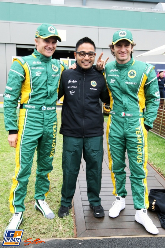 Риад Асмат вместе с гонщиками Team Lotus Хейкки Ковалайненым и Ярно Трулли на Гран-при Австралии 2011
