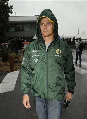 Хейкки Ковалайнен в дождливом паддоке Альберт-Парка на Гран-при Австралии 2011