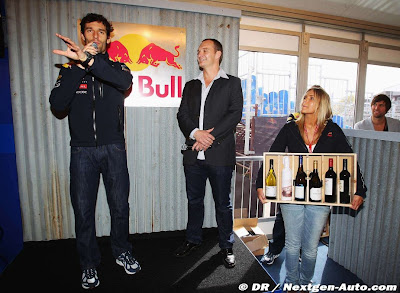 Марк Уэббер презентует вина на Гран-при Австралии 2011